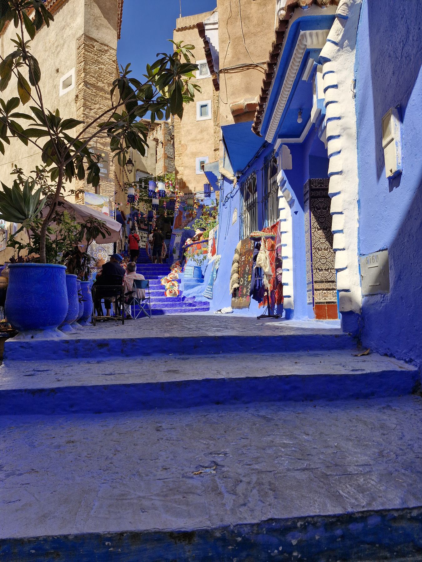 Escaleras y fachadas azules en la medina de Chefchaouen