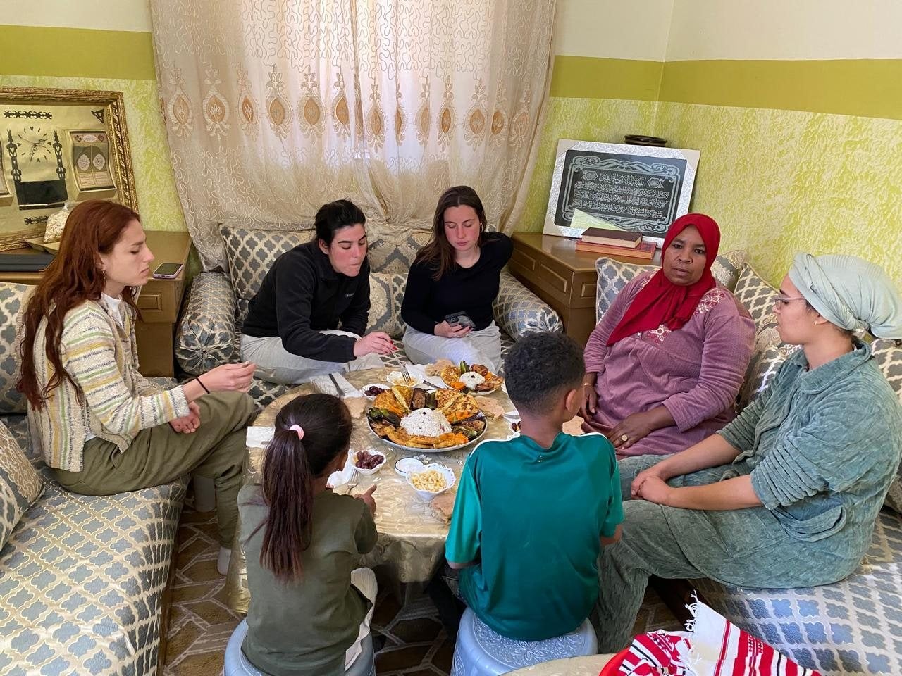 Viajeros comparten una comida con una familia local en su casa