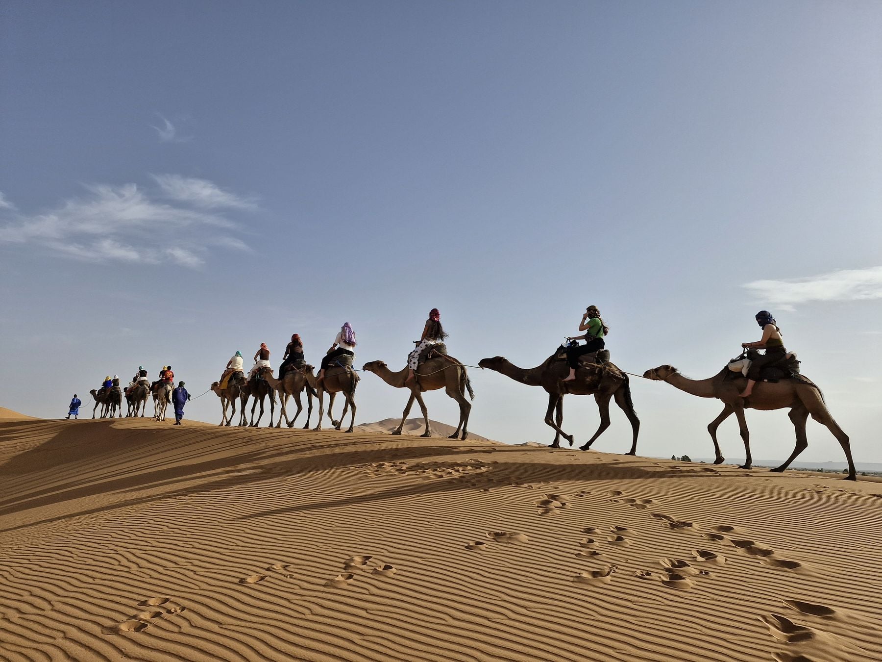 Caravana de dromedarios cruzando una duna del Sahara