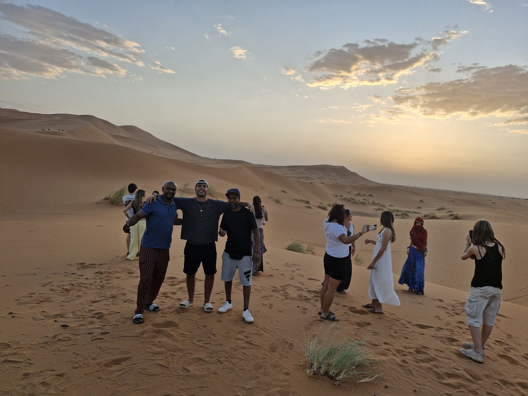 Viajeros en las dunas del Sahara al caer la tarde