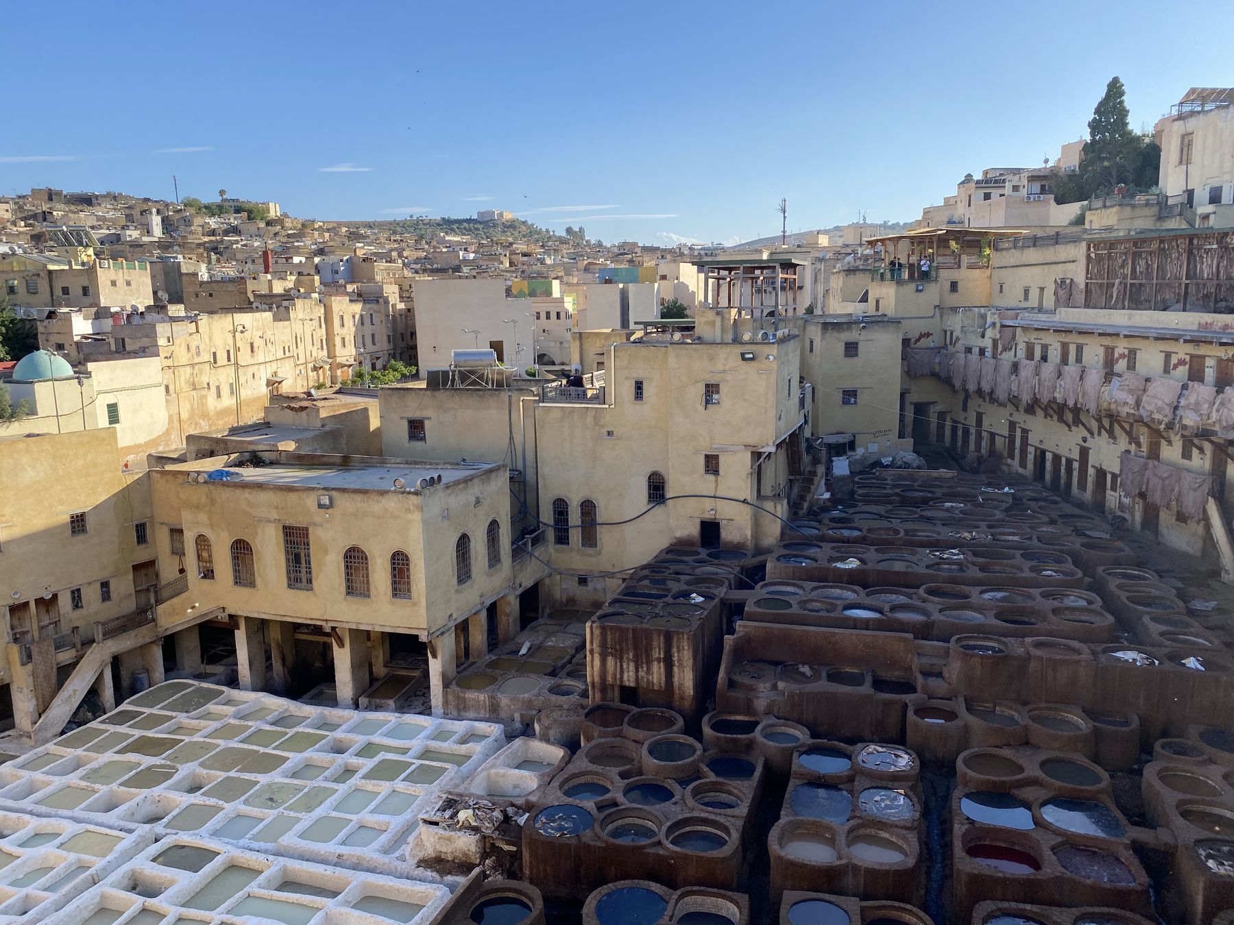 Curtiduría tradicional en la medina de Fez vista desde una terraza