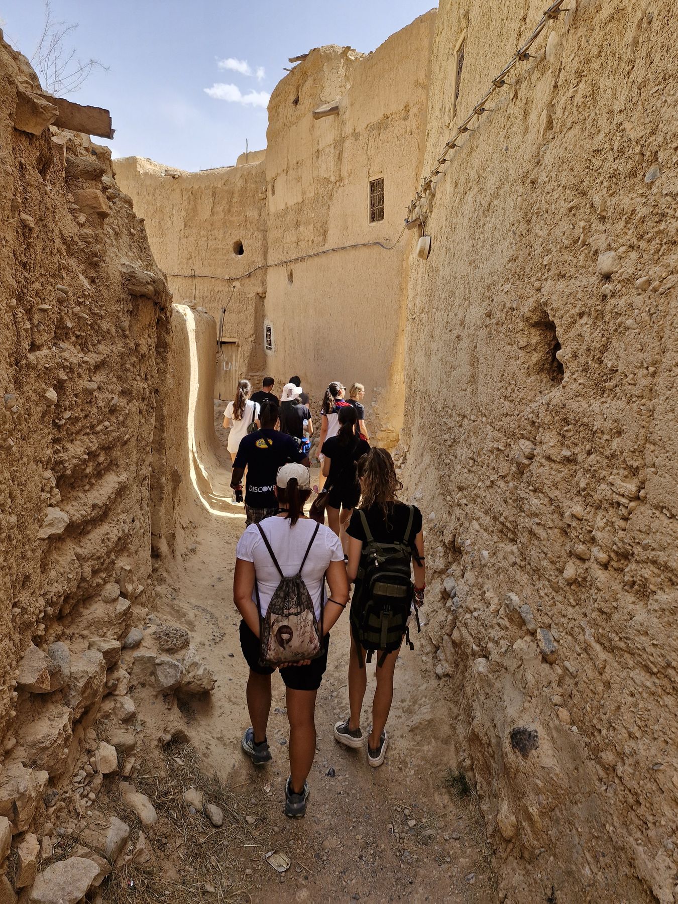 Callejón entre muros de tierra en un pueblo fortificado del sur de Marruecos