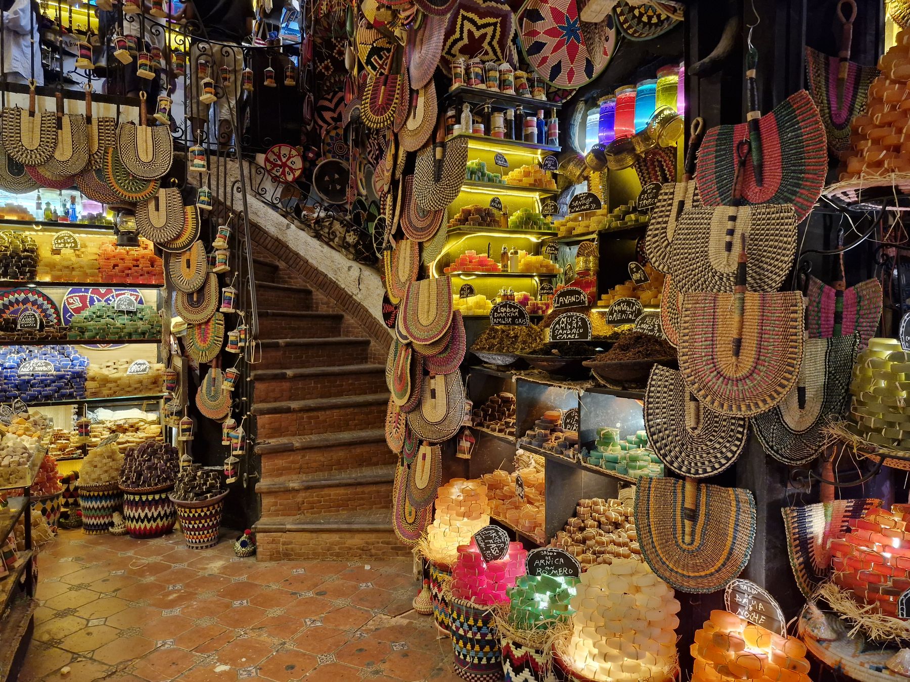 Tienda de artesanía con cestas, lámparas y cerámica en un zoco
